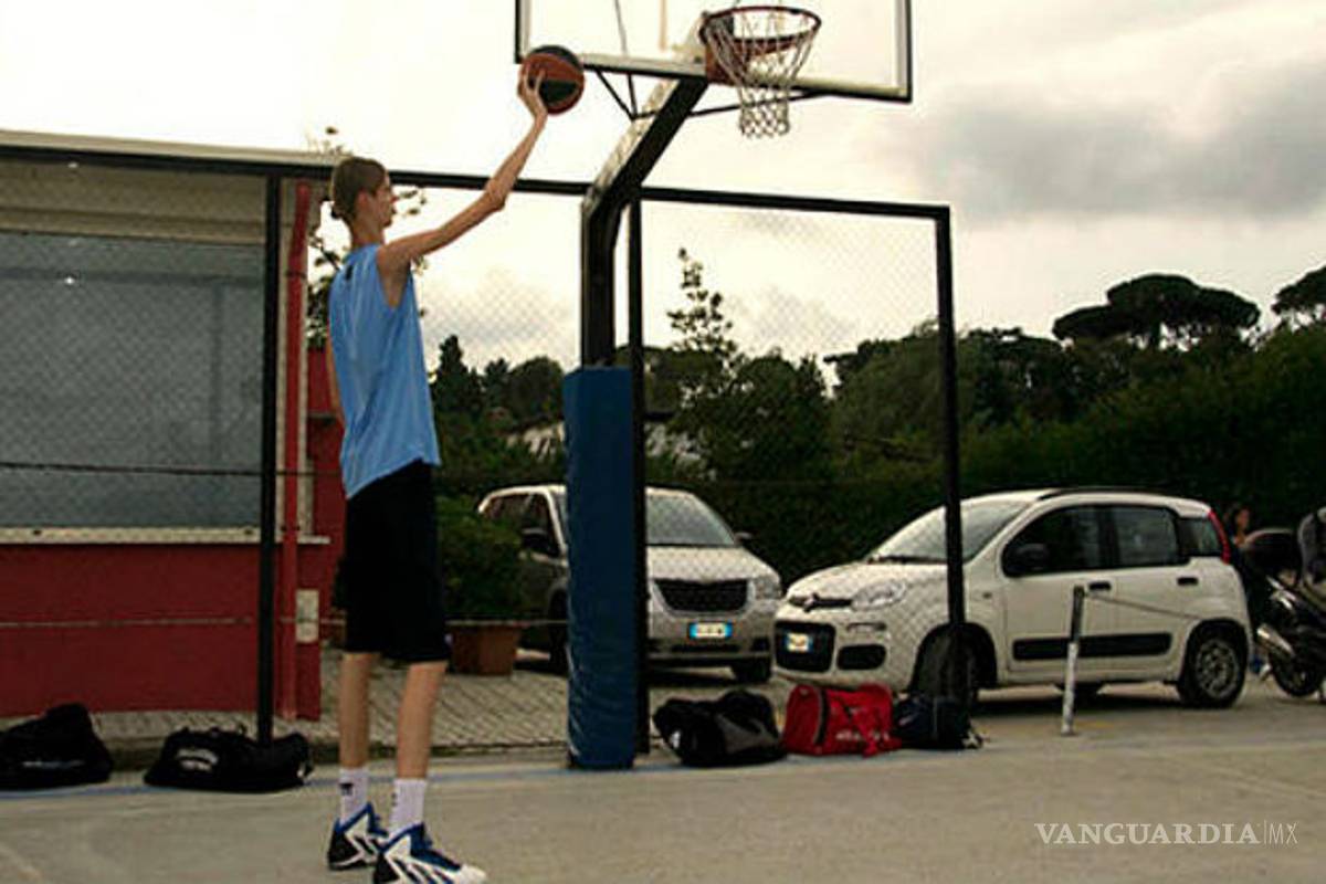 Robert Bobroczky, 2.30 metros de estatura a los 15 años