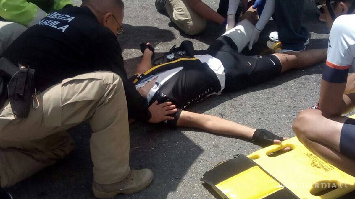 Vehículo arrolla a joven ciclista en Arteaga; se debate entre la vida y la muerte