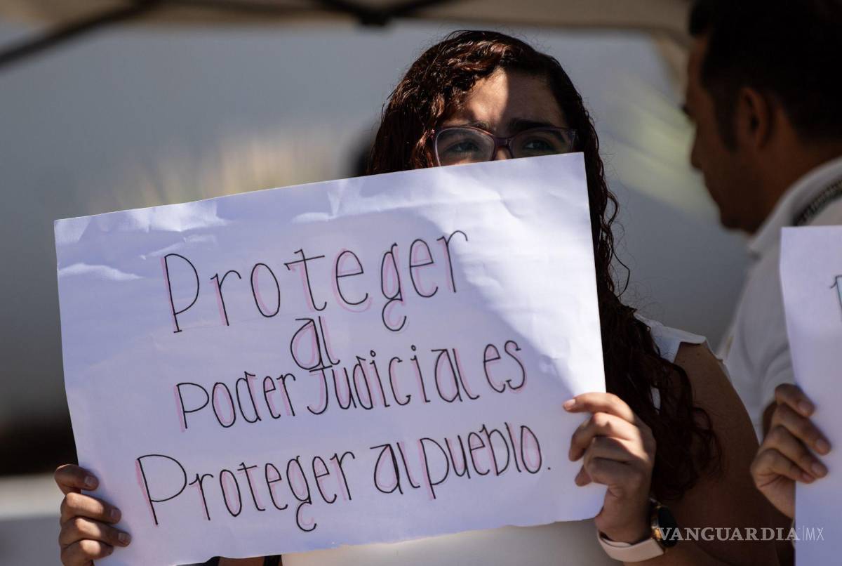 $!Trabajadores del Poder Judicial de la Federación de juzgados de Zacatecas se manifestaron a las puertas del edificio sede en el Estado el 13 de octubre.