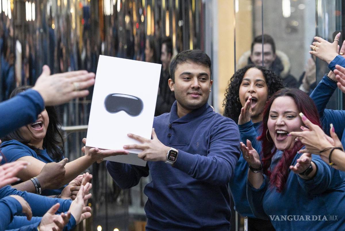 $!El cliente Aarish Syed (c), de Nueva Jersey, es aplaudido por los empleados de Apple con sus auriculares Apple Vision Pro recién adquiridos en Nueva York.