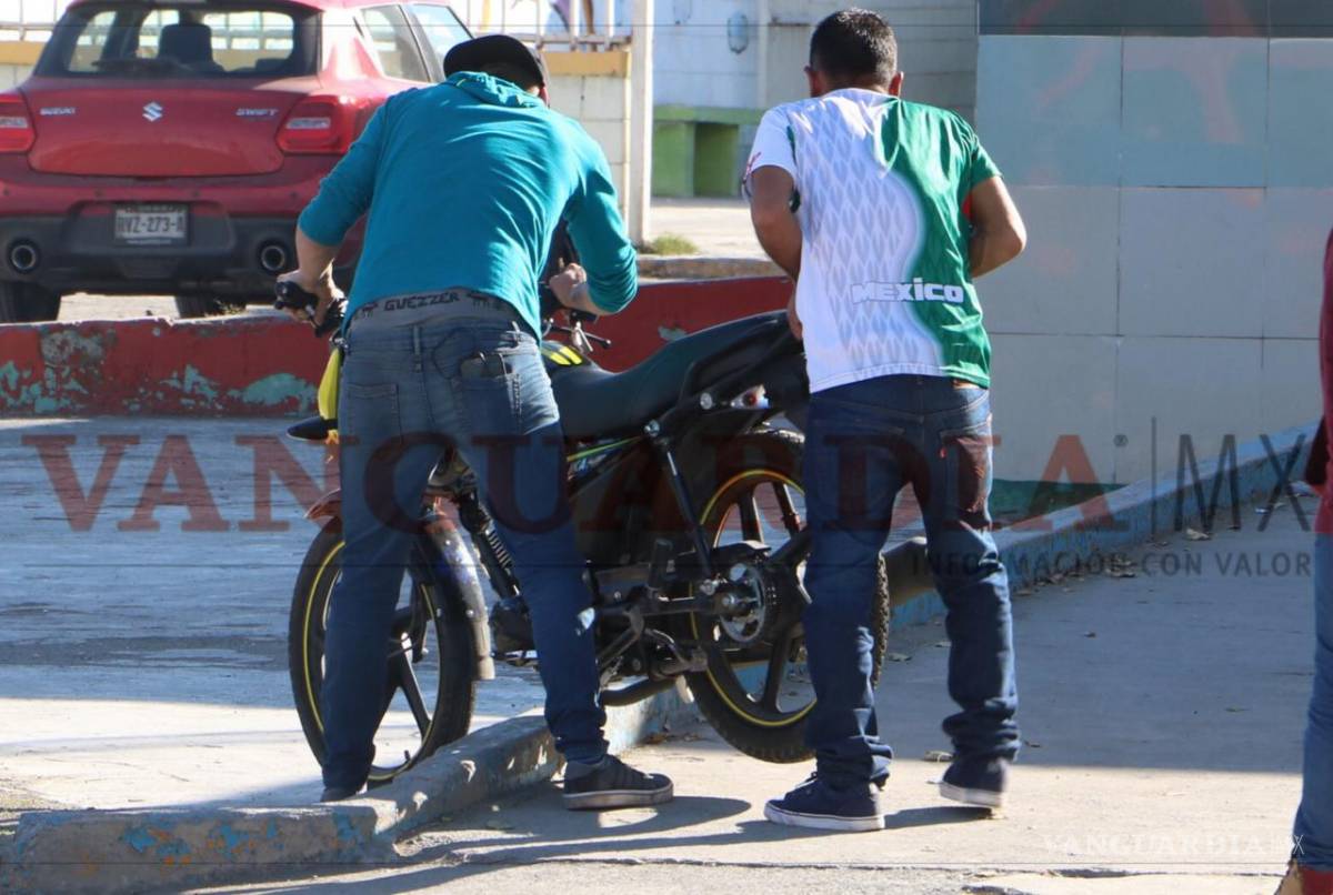 $!Motocicleta presenta fallas y conductor cae al perder el control
