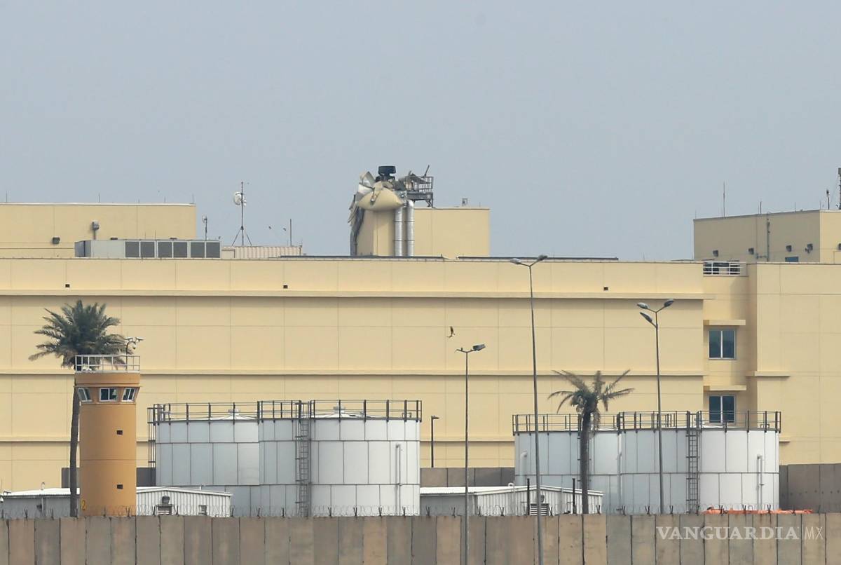 $!Un dron impactó este sábado contra la embajada estadounidense ubicada en el corazón de la fuertemente fortificada Zona Verde del centro de Bagdad, lo que provocó que saliera humo y llamas del edificio.