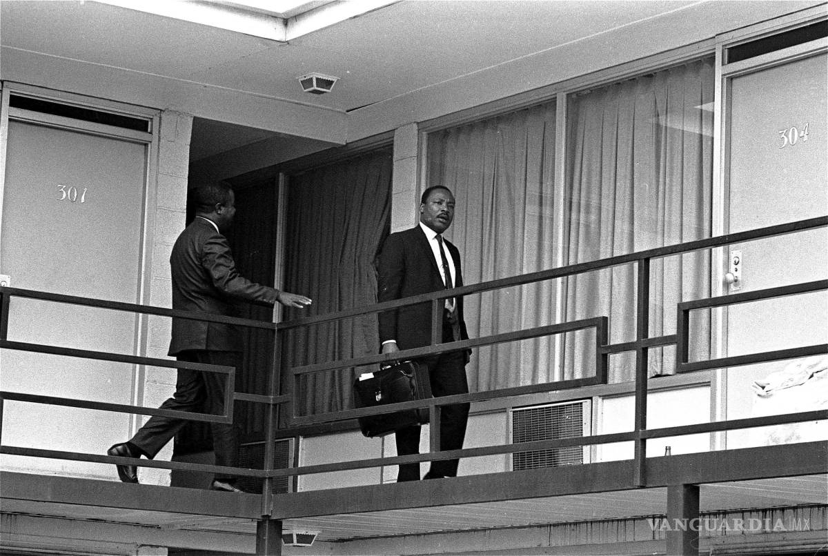 $!El reverendo Martin Luther King, Jr. camina por el balcón del Motel Lorraine en Memphis, el 3 de abril de 1968.