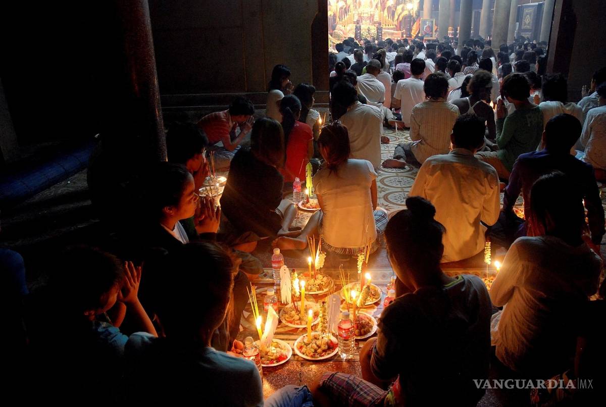 $!Espíritus ancestrales vagan estos días por Camboya en busca de comida: en esto consiste Pchum Ben, la festividad en la que los camboyanos alimentan las almas de los antepasados que llevaron una mala vida para aliviar su sufrimiento. En la imagen un templo de Phnom Penh. EFE/Jordi Calvet