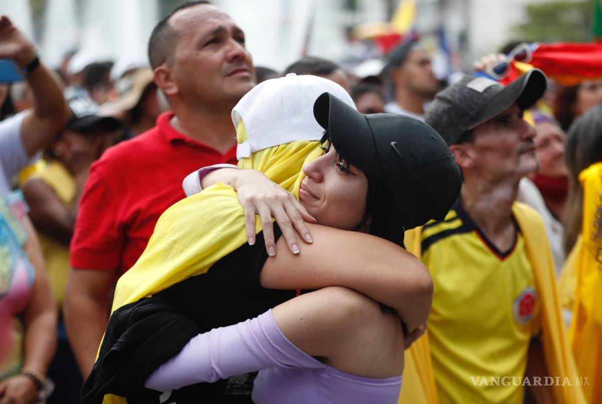$!Simpatizantes del presidente Gustavo Petro observan la ceremonia de su investidura como nuevo mandatario de Colombia desde Cali, Colombia.