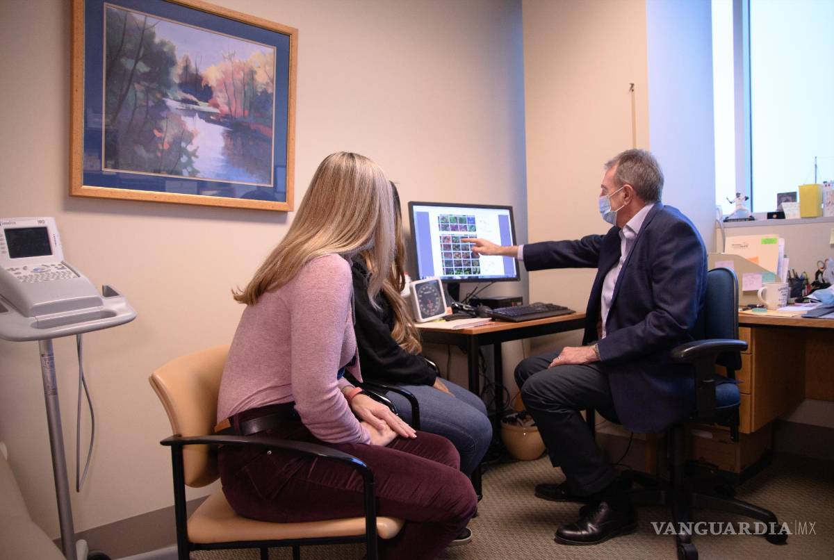 $!El Dr. David Thompson con un paciente en su consulta.