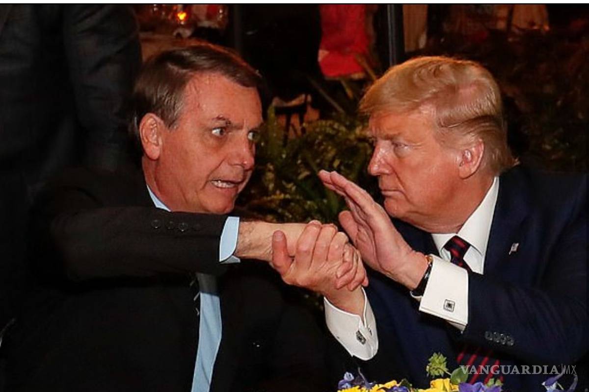 Jair Bolsonaro, presidente de Brasil, que estrechó la mano de Trump, da positivo en coronavirus