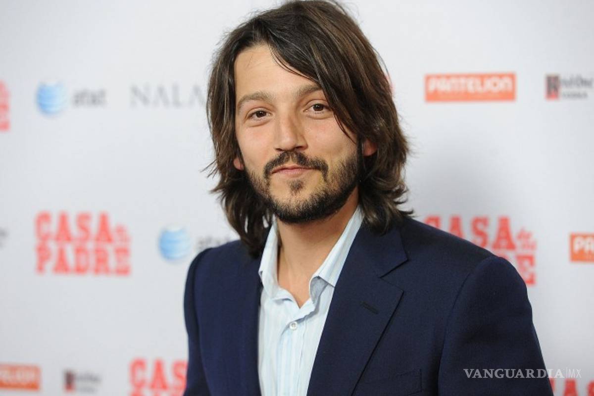 Diego Luna se queja de Viva Aerobus, quien lo atiende rápidamente; usuarios la critican