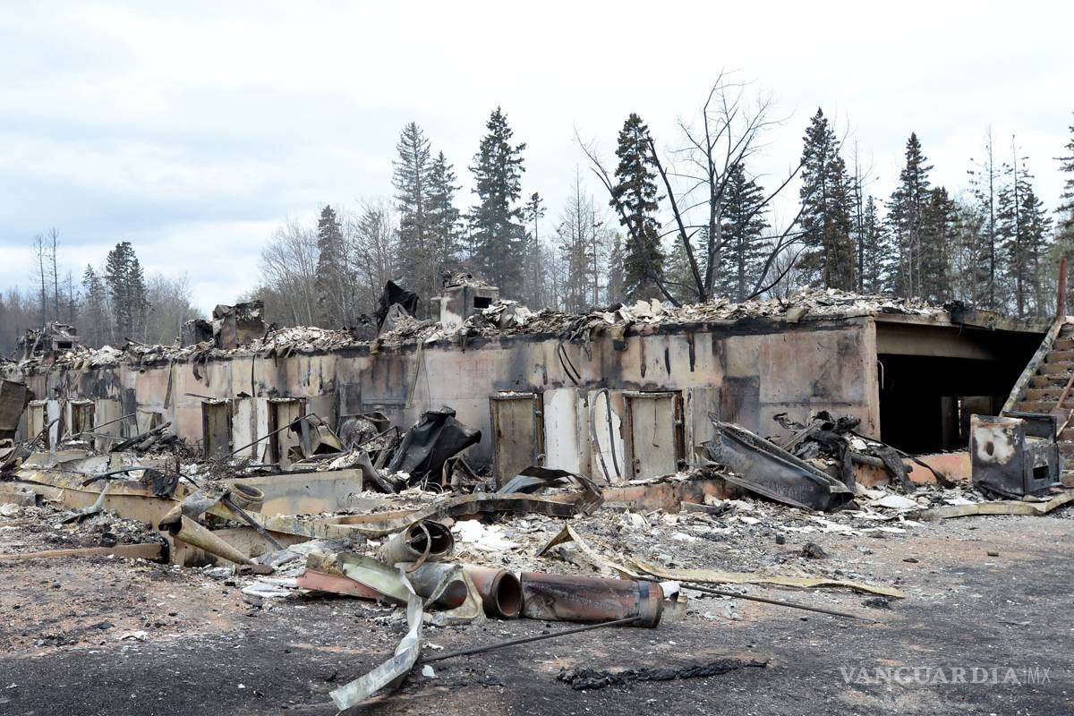 Mil 500 bomberos buscan controlar incendio en Canadá