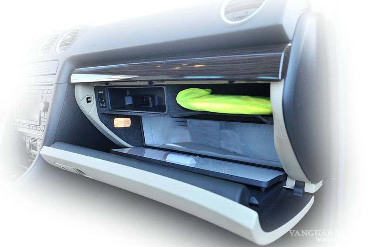 Lo que deberías de llevar en la guantera de tu coche