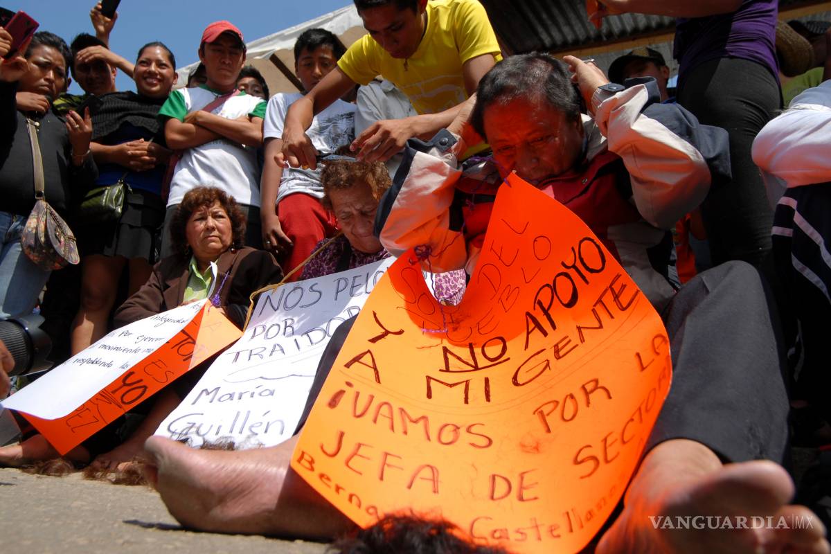 Obligan maestros de la CNTE a funcionarios a caminar descalzos en Chiapas