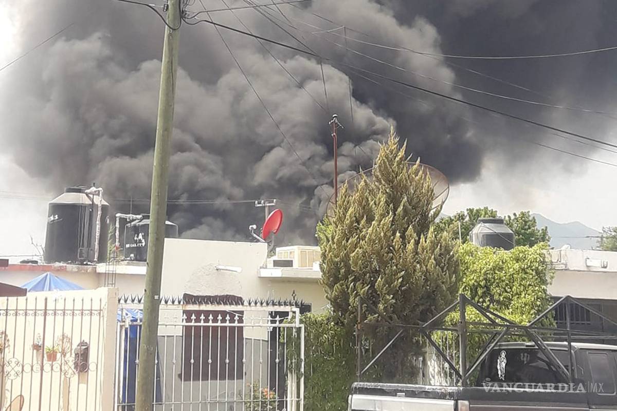 Bomberos atienden incendio de neumáticos en taller de Monclova