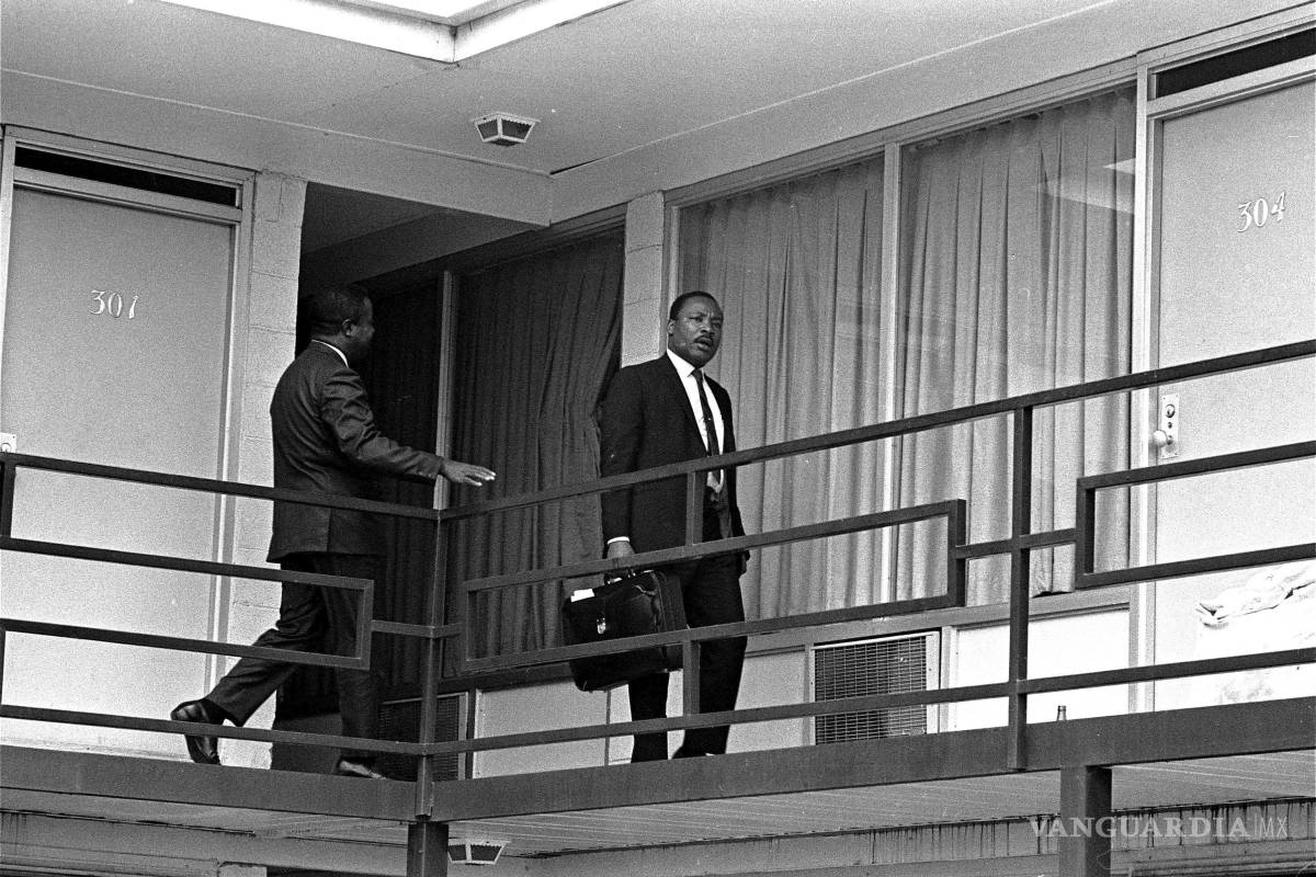 $!El reverendo Martin Luther King, Jr. camina por el balcón del Motel Lorraine en Memphis, el 3 de abril de 1968.