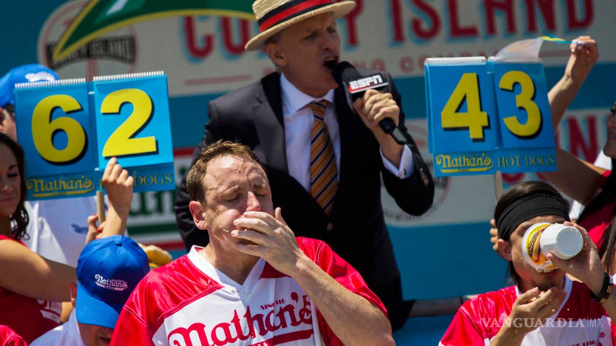 Estadounidense come 72 hot dogs en 10 minutos para celebrar la Independencia