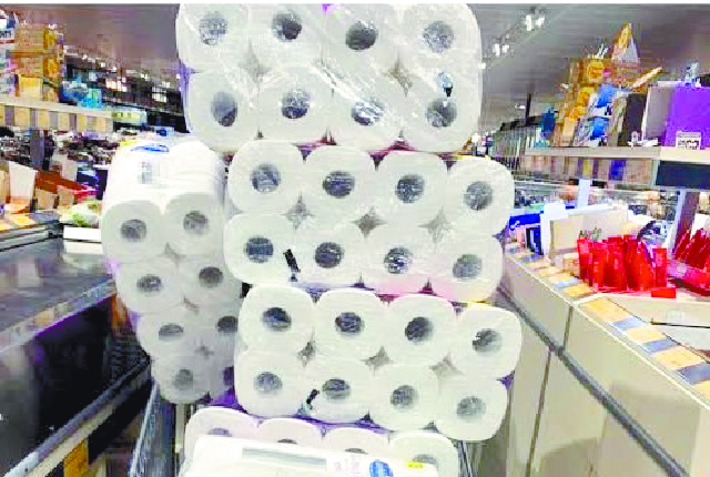Dona empresa Kimerly Clark a Ramos Arizpe un tráiler lleno de papel higiénico y toallitas húmedas