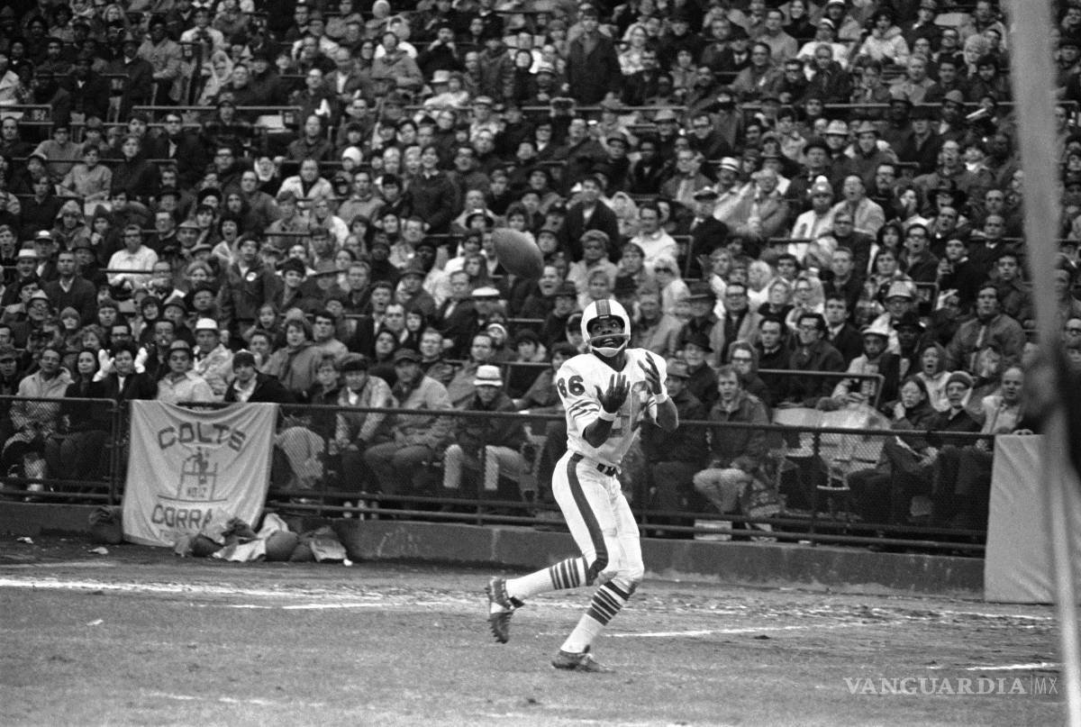 $!El receptor abierto de los Buffalo Bills, Marlin Briscoe, recibe un pase adelantado del mariscal de campo Dennis Shaw en Baltimore, el 15 de noviembre de 1970.