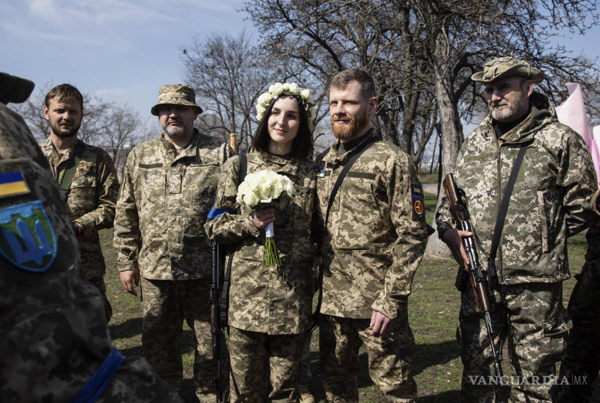 $!Los miembros de la Defensa Territorial de Kiev, Anastasiia (24) y Viacheslav (43) celebran su boda bajo las normas de la ley marcial en Kiev, Ucrania.