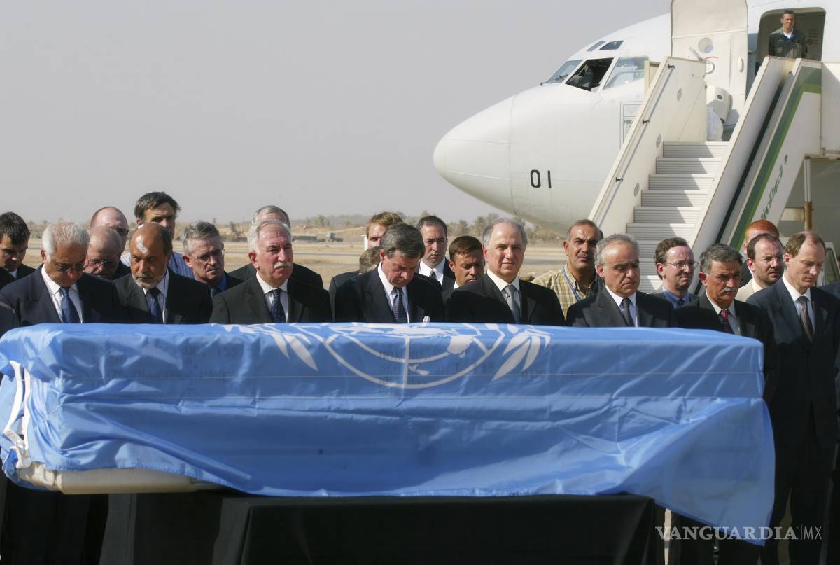 $!El administrador estadounidense en Irak, Paul Bremer, cuarto de izquierda a derecha, junto con funcionarios iraquíes y de la ONU, rinde homenaje ante el féretro de Sergio Vieira de Mello, envuelto en una bandera de la ONU.