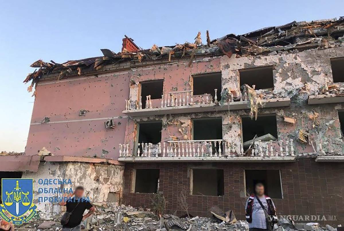 $!Esta foto proporcionada por la Fiscalía Regional de Odesa muestra un edificio residencial destruido en Odesa, Ucrania.