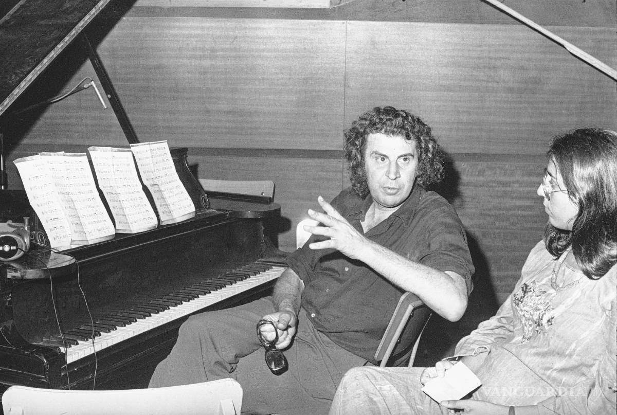 $!En esta fotografía de archivo del 21 de agosto de 1974, el compositor griego Mikis Theodorakis habla con la cantante principal de Grecia, Maria Farandouri, durante un descanso en el estudio de grabación de Atenas, Grecia. AP/Aristotle Saris