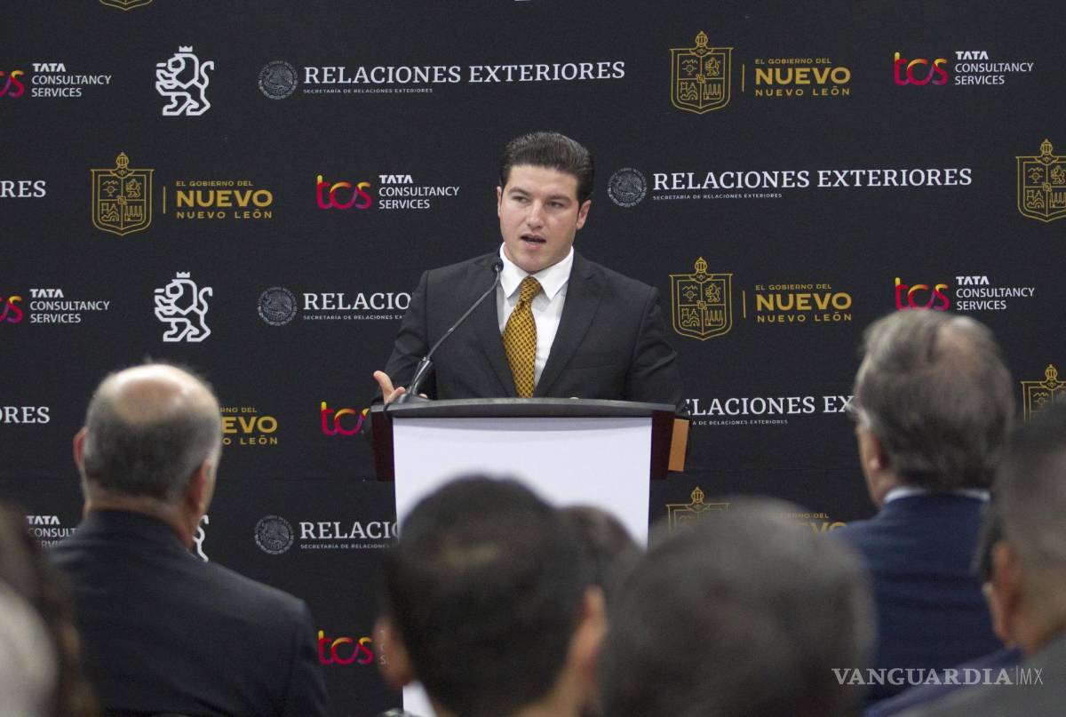 $!El Gobernador del estado de Nuevo León, Samuel Garcia, habla hoy durante la inauguración de la sede de la empresa Tata Consultancy Services (TCS) en Monterrey.