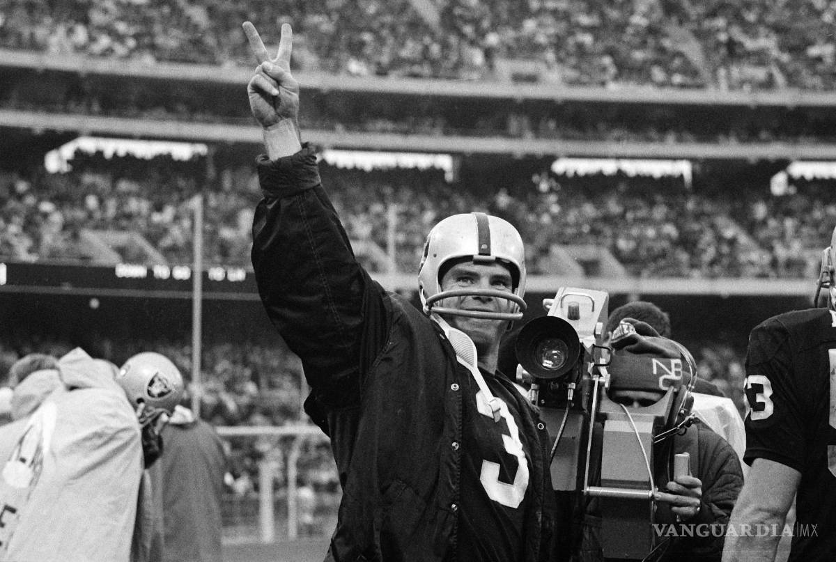 $!Daryle Lamonica, quarterback de los Oakland Raiders después de que su equipo venciera a los Kansas City Chiefs, el 22 de diciembre de 1968.