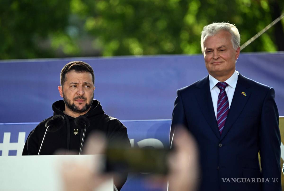 $!El presidente ucraniano, Volodímir Zelenski (i), pronuncia un discurso mientras el presidente lituano, Gitanas Nauseda (d) en Vilnius, Lituania.