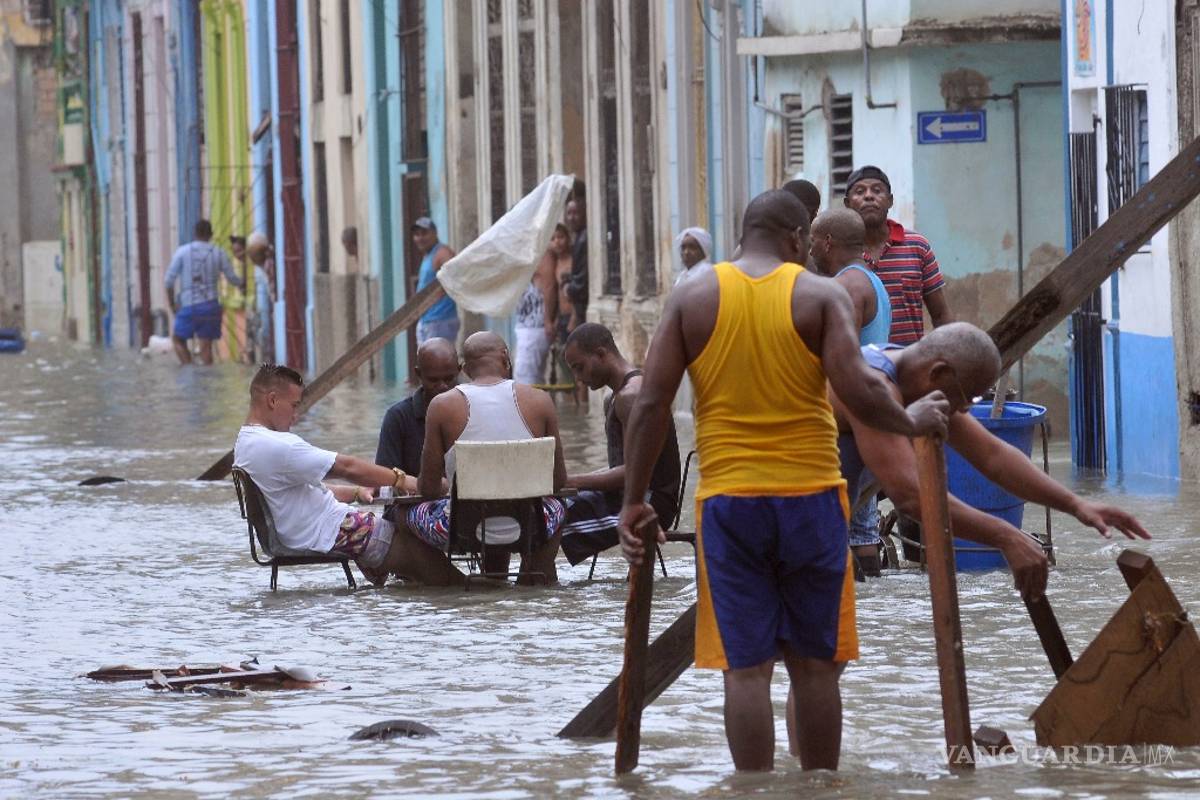 Fotografía de cubanos después del huracán desata polémica internacional