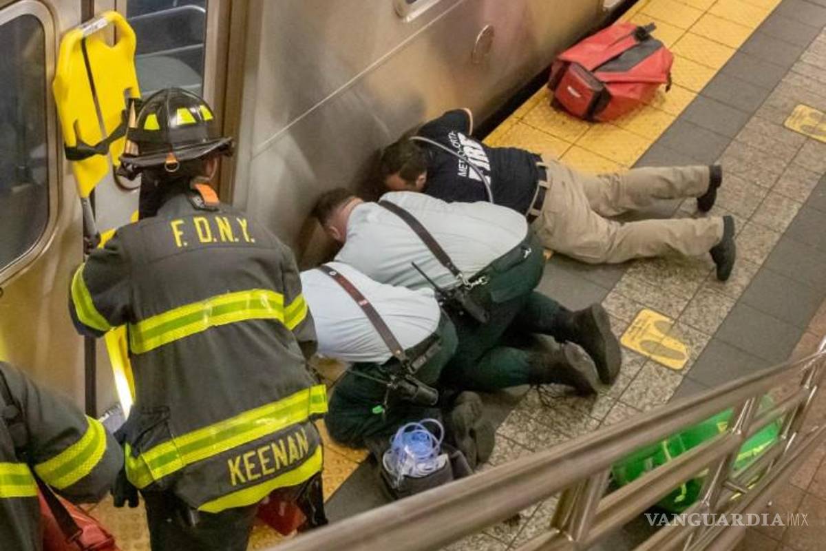 Mujer es atropellada fatalmente por tren, tras caer en las vías del metro de NY