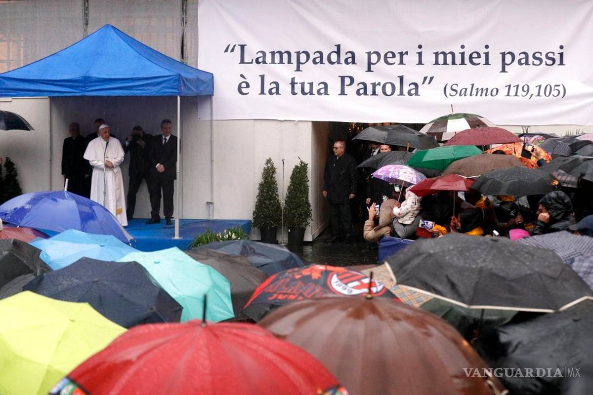 El papa Francisco visita una organización caritativa en Roma