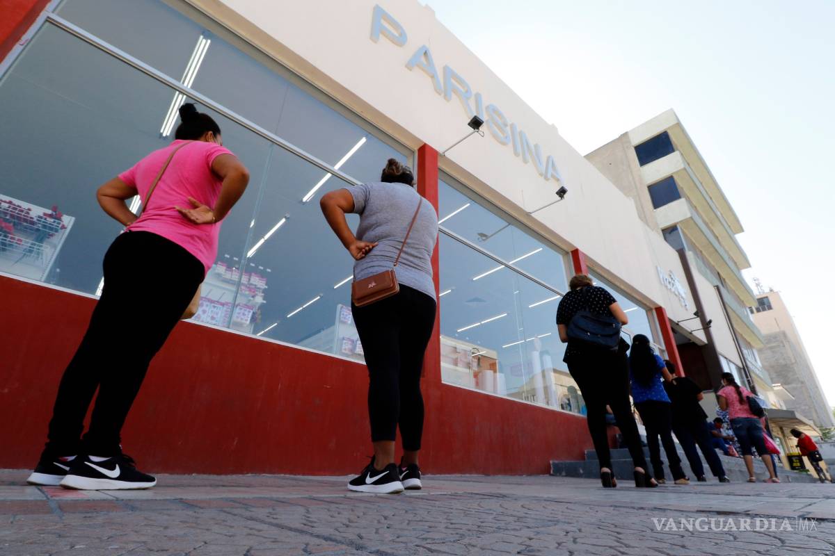 $!Comercios y calles de Saltillo lucen abarrotados en primer día de reactivación económica