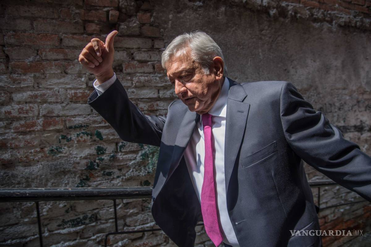 &quot;No vayan a salir con tonterías&quot;, pide AMLO a gobernadores, alcaldes y diputados electos