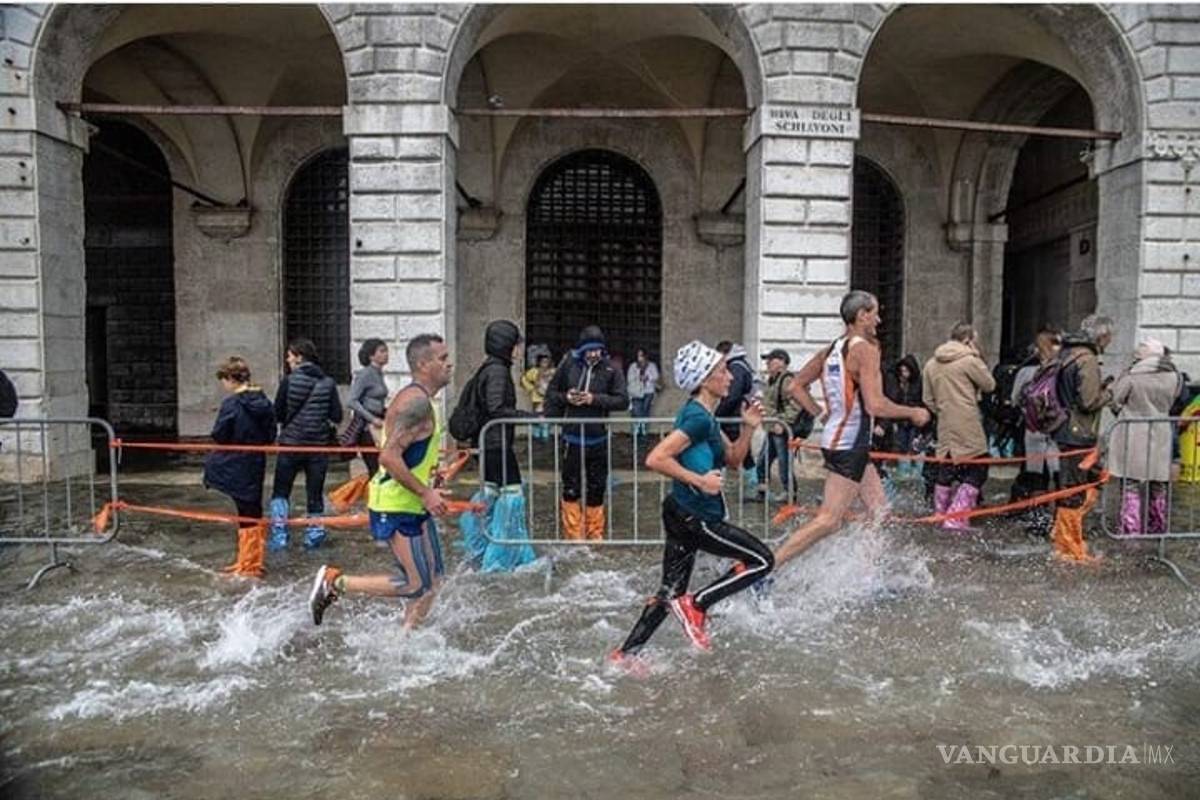 Los atletas que disputaron el Maratón de Venecia tuvieron que 'nadar' para llegar a la meta