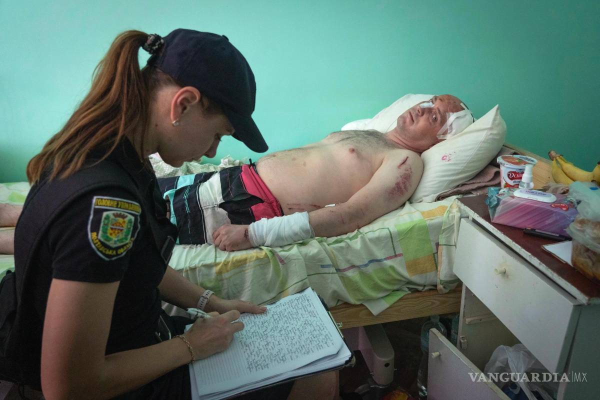 Rescatistas buscan víctimas en centro comercial ucraniano bombardeado por Rusia