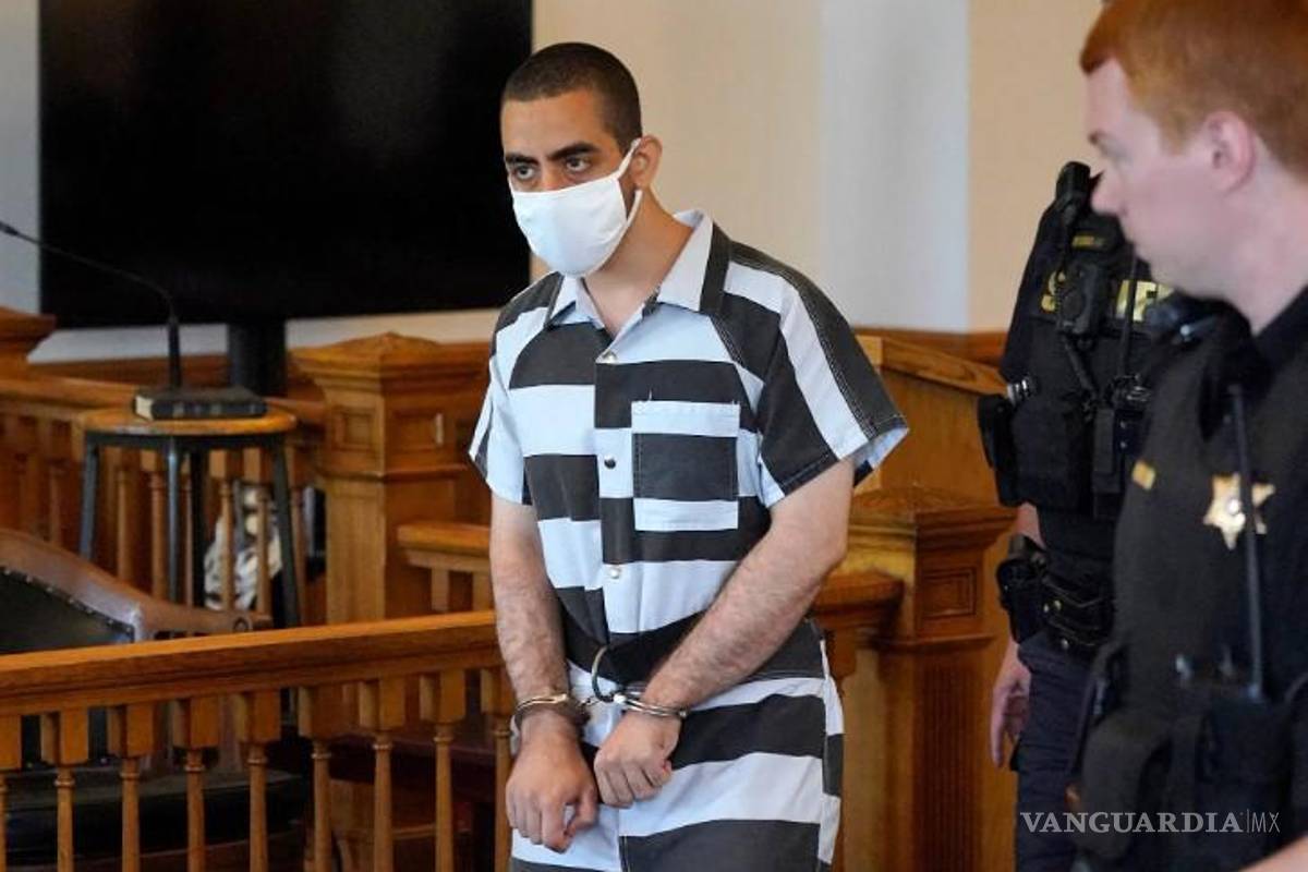 Atacante de Salman Rushdie elogia al ayatolá que pidió la muerte del autor de ‘Los versos satánicos’