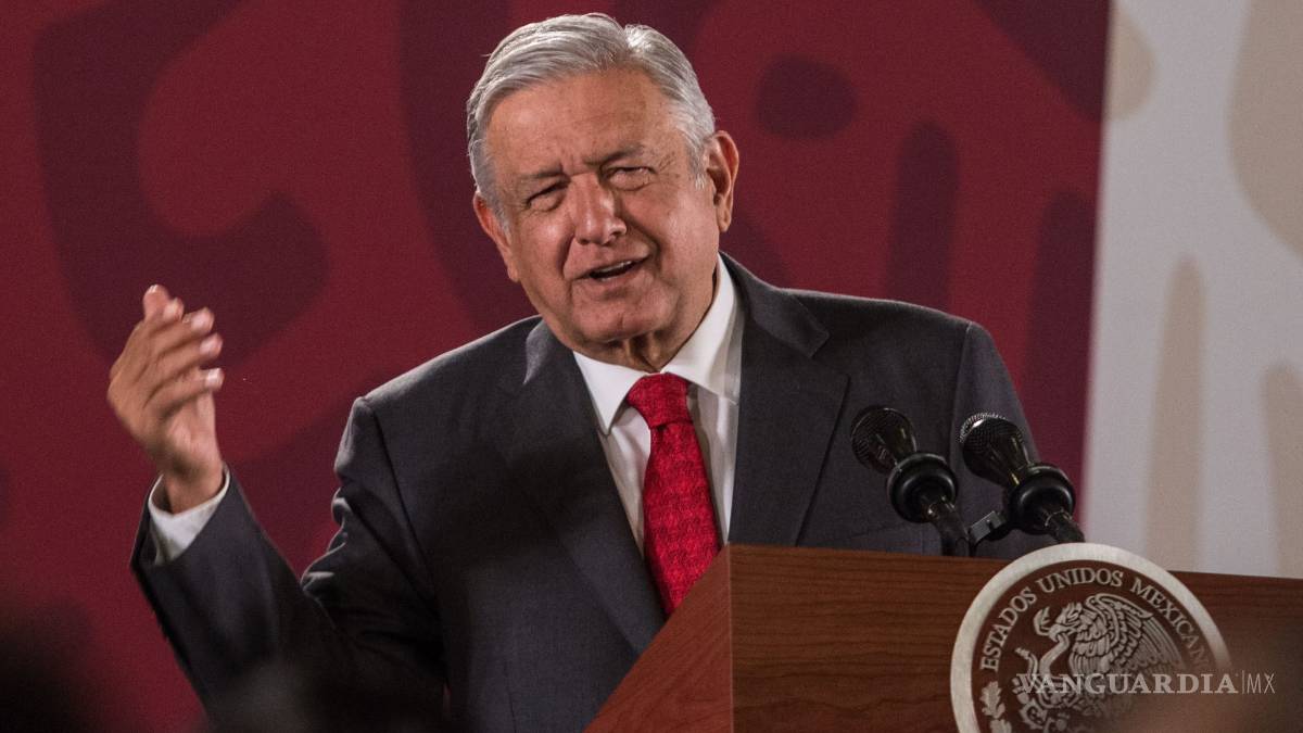 AMLO usa polémica expresión, llama 'corazón' a reportera pese a críticas del pasado