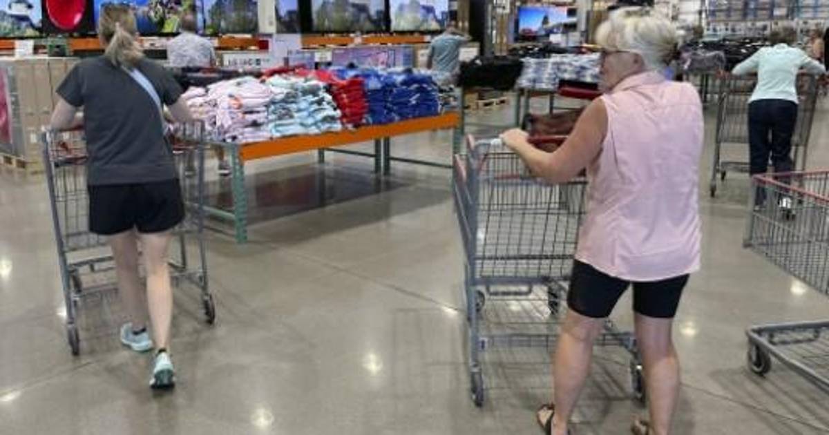 Afirma Universidad de Michigan que confianza del consumidor en EU cayó a mínimo histórico