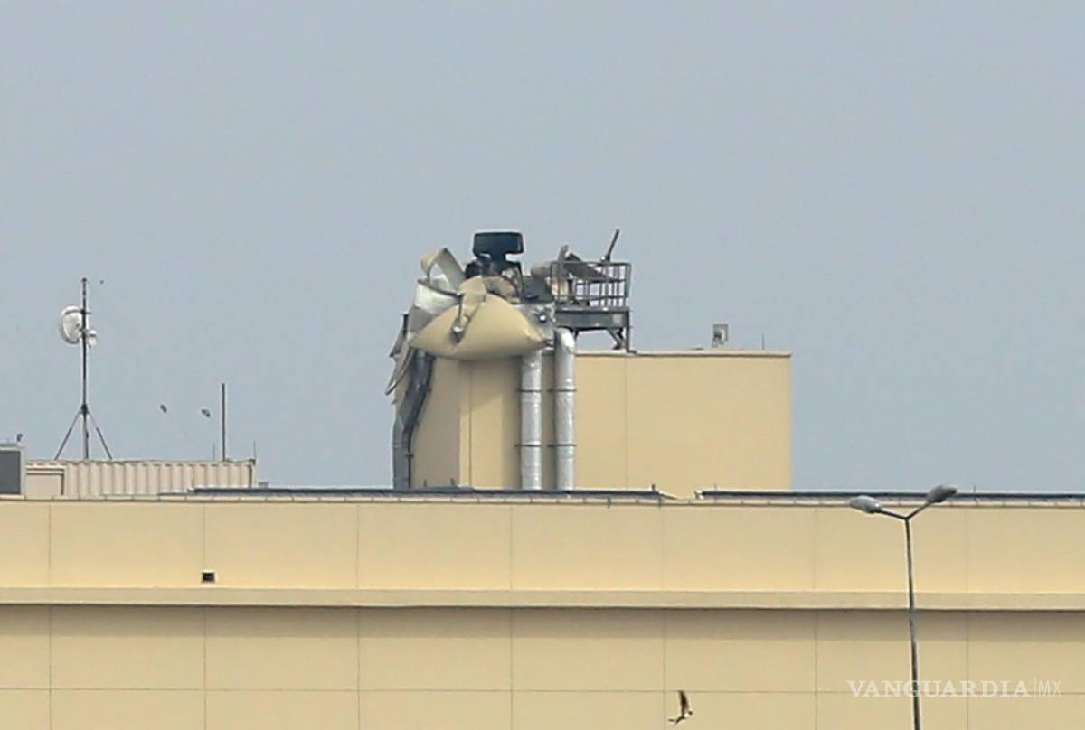 $!Un dron impactó este sábado contra la embajada estadounidense ubicada en el corazón de la fuertemente fortificada Zona Verde del centro de Bagdad, lo que provocó que saliera humo y llamas del edificio.