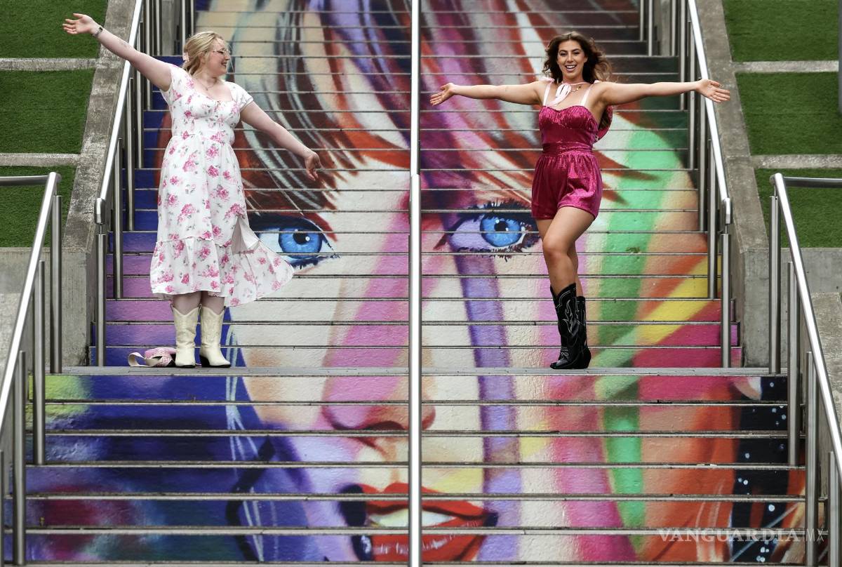 $!Dos fanáticas de Taylor Swift frente a un mural afuera del estadio de Wembley antes del primero de los conciertos del Eras Tour en el estadio de Wembley.