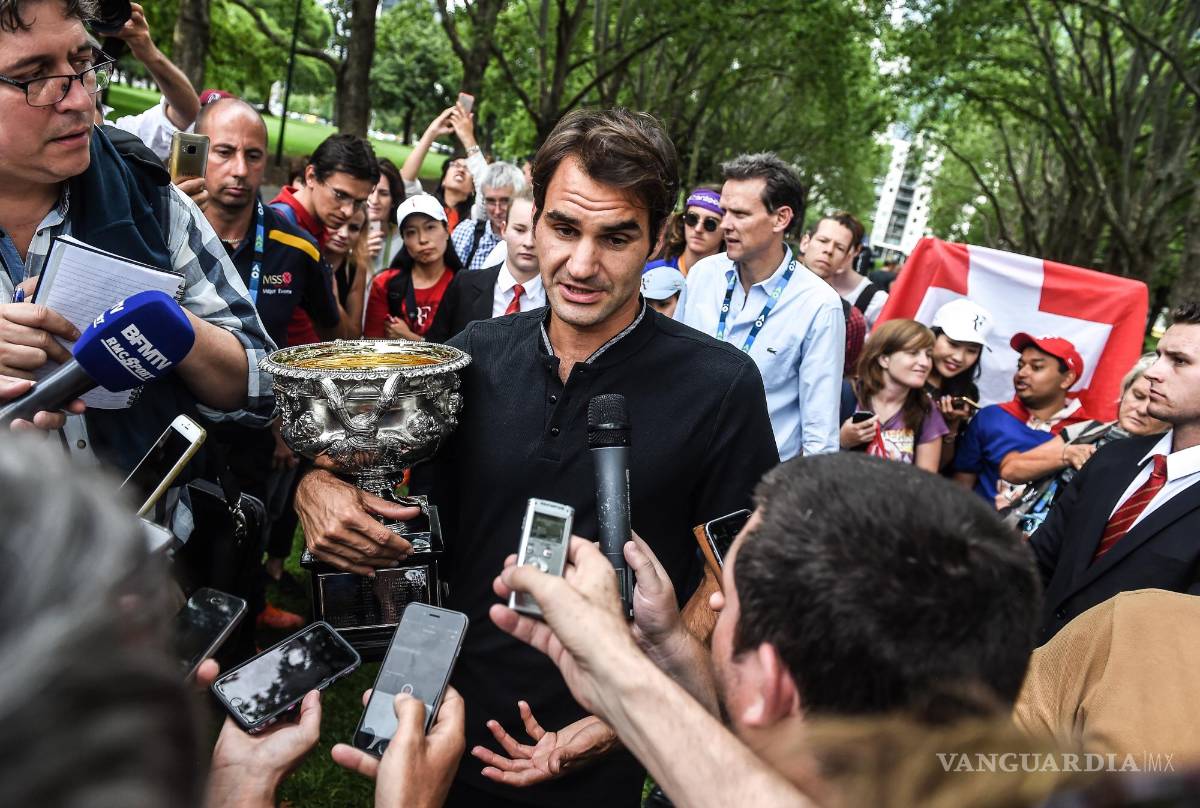 $!Roger Federer responde preguntas de los medios con el trofeo del Abierto de Australia en Carlton Gardens en Melbourne, Australia, el 30 de enero de 2017