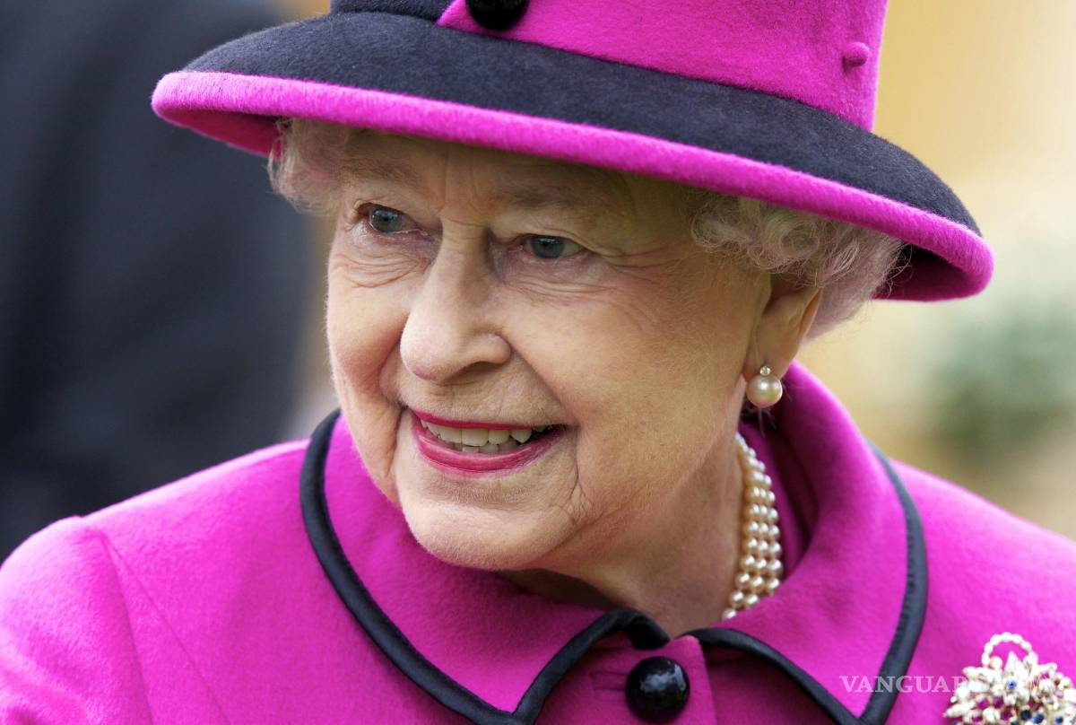 $!La reina Isabel II de Gran Bretaña visita la Abadía de Sherborne como parte de su gira Diamond Jubilee, en Sherborne, Dorset, Gran Bretaña, el 1 de mayo de 2012.