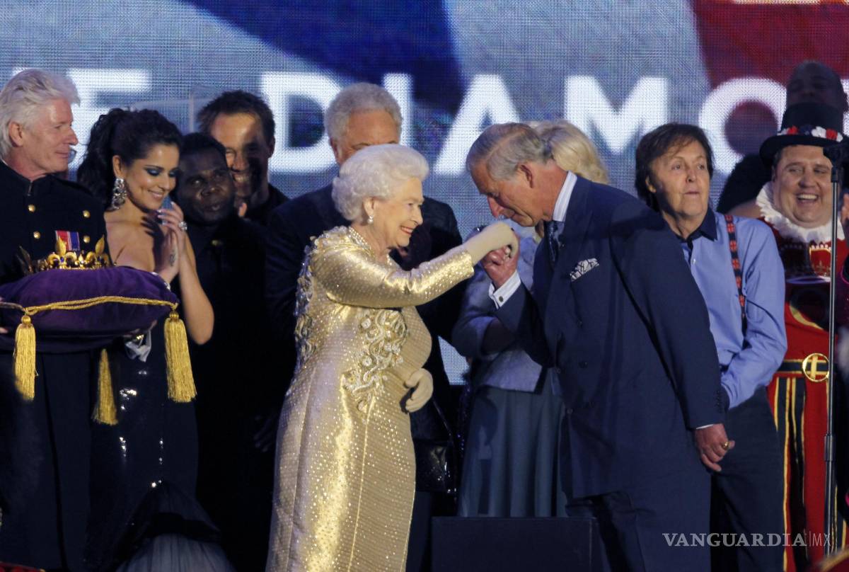 $!4 de junio de 2012, el príncipe Carlos le hace un gesto a su madre, la reina Isabel II al final del Concierto del Jubileo de la Reina.