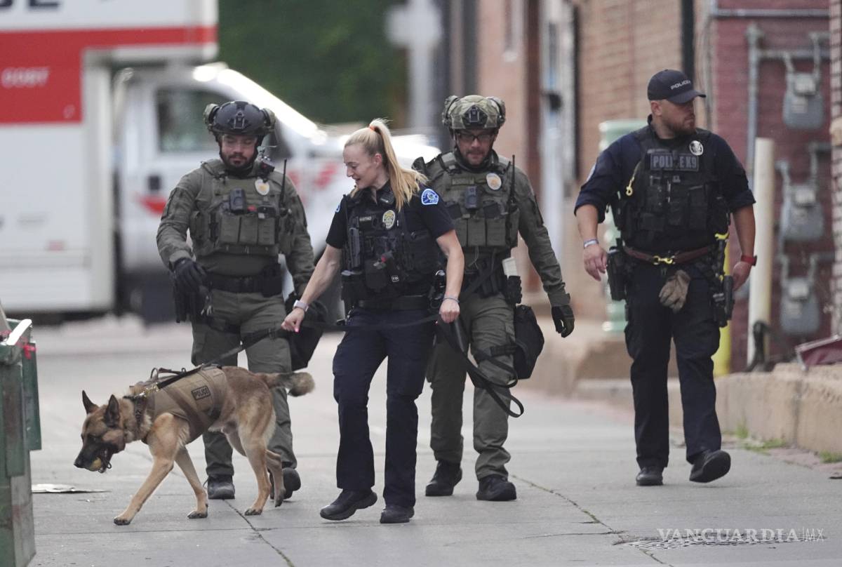 $!Agentes policiales investigan después de un ataque en el centro comercial Pearl Street Mall, el domingo 1 de junio de 2025, en Boulder, Colorado.