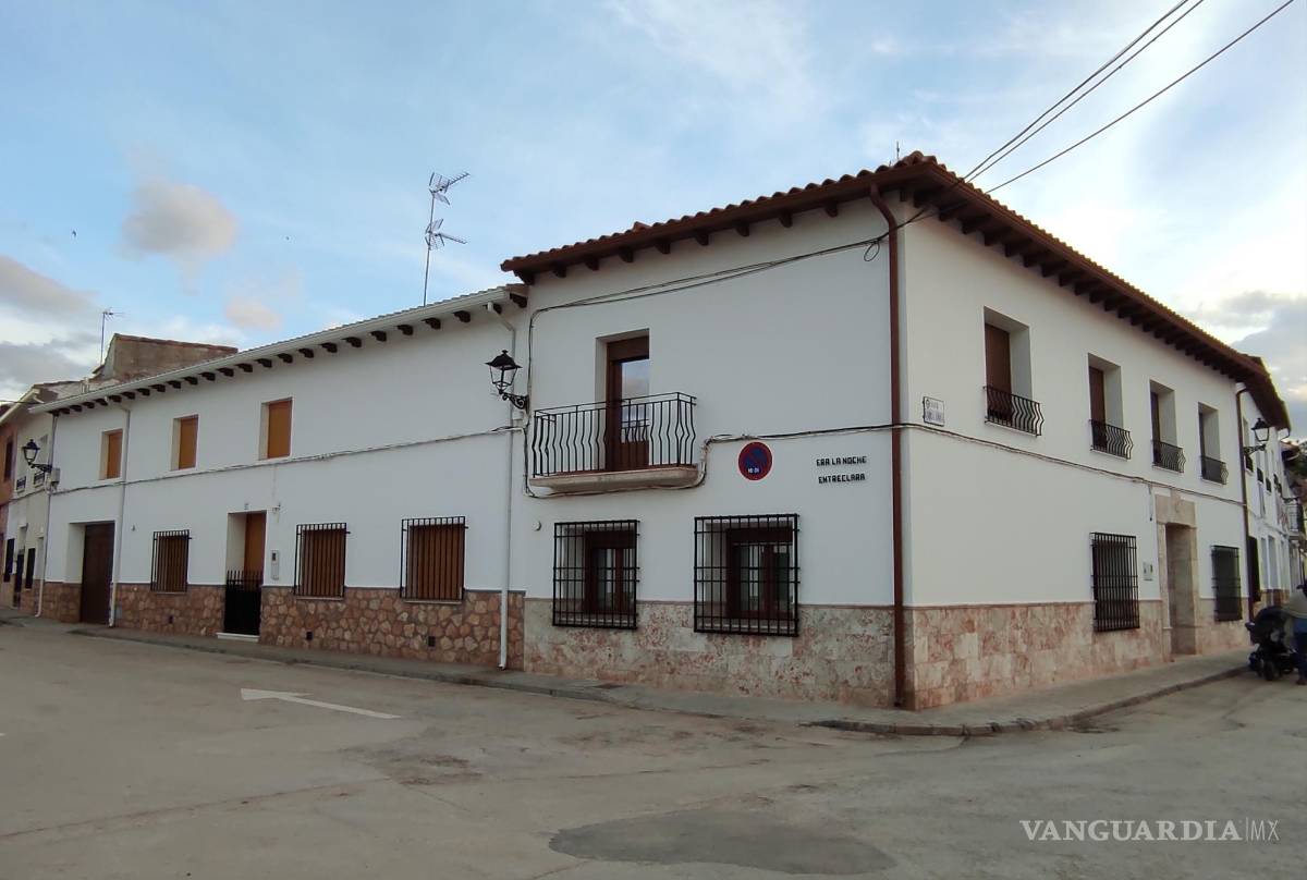 $!Una de las calles de El Toboso en la que aparece la leyenda: Era la noche entreclara, perteneciente a El Quijote. EFE/Amalia González Manjavacas