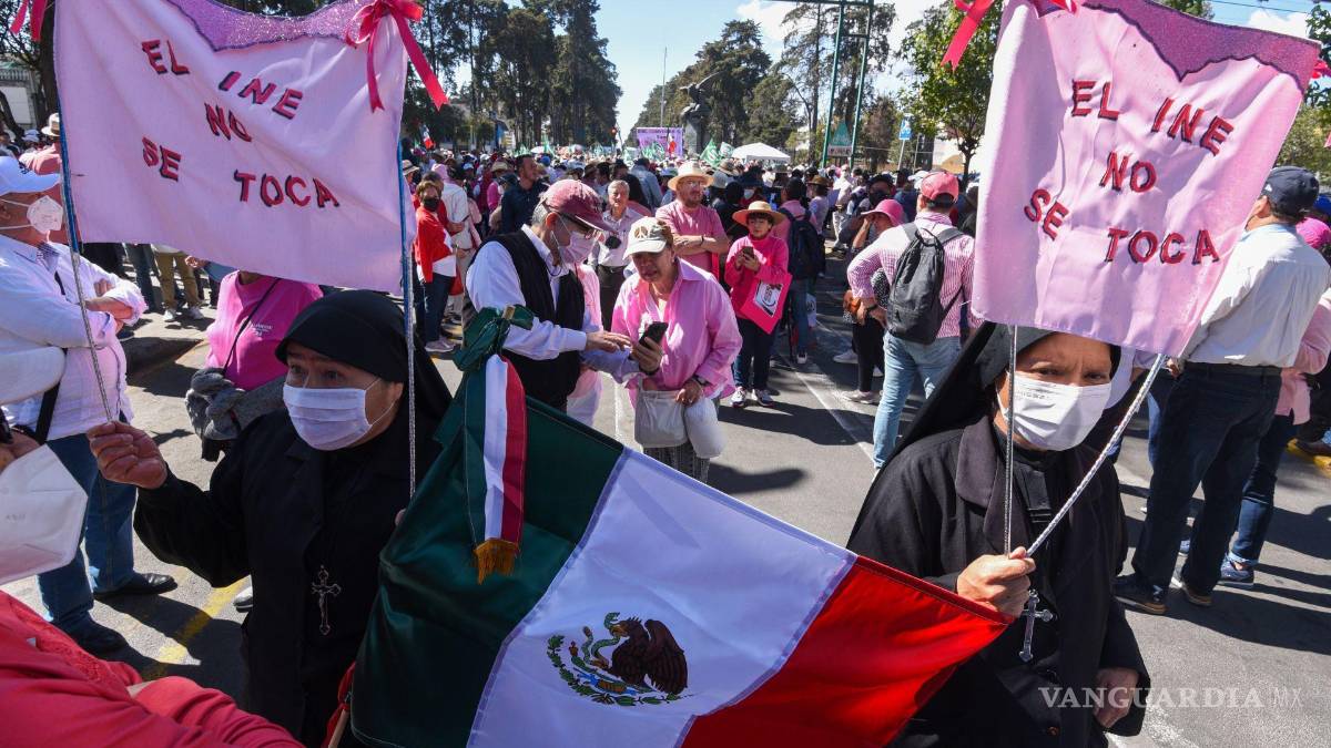 Así toman las calles y plazas miles de mexicanos para defender al INE (Fotos)