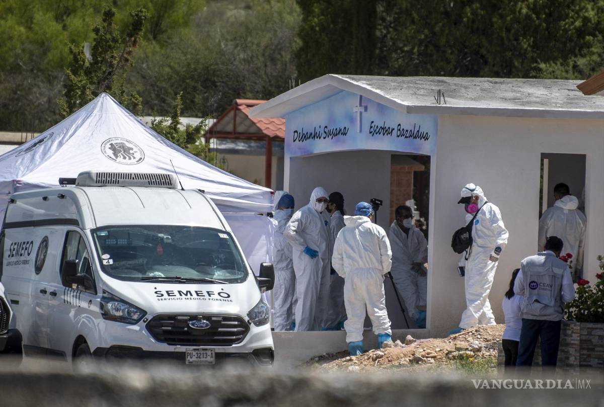 $!MEX2144. GALEANA (MÉXICO)- Fotografía de archivo fechada el 1 de julio de 2022, donde se observa a peritos forenses mientras trabajan en la exhumación del cuerpo de Debanhi Susana Escobar, en el municipio de Galeana, en Nuevo León (México). Un hombre descubrió restos humanos en un terreno baldío a tan solo 150 metros al norte del motel Nueva Castilla, donde hace cuatro meses apareció muerta la mexicana Debanhi Escobar, según informaron este martes autoridades del norteño estado de Nuevo León.