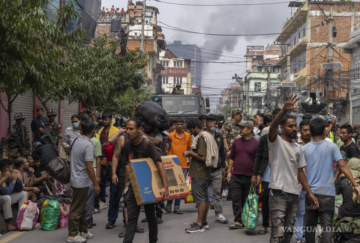 $!El asalto al Parlamento se ha convertido en el punto culminante de dos días de masivas protestas juveniles contra la corrupción y la censura.