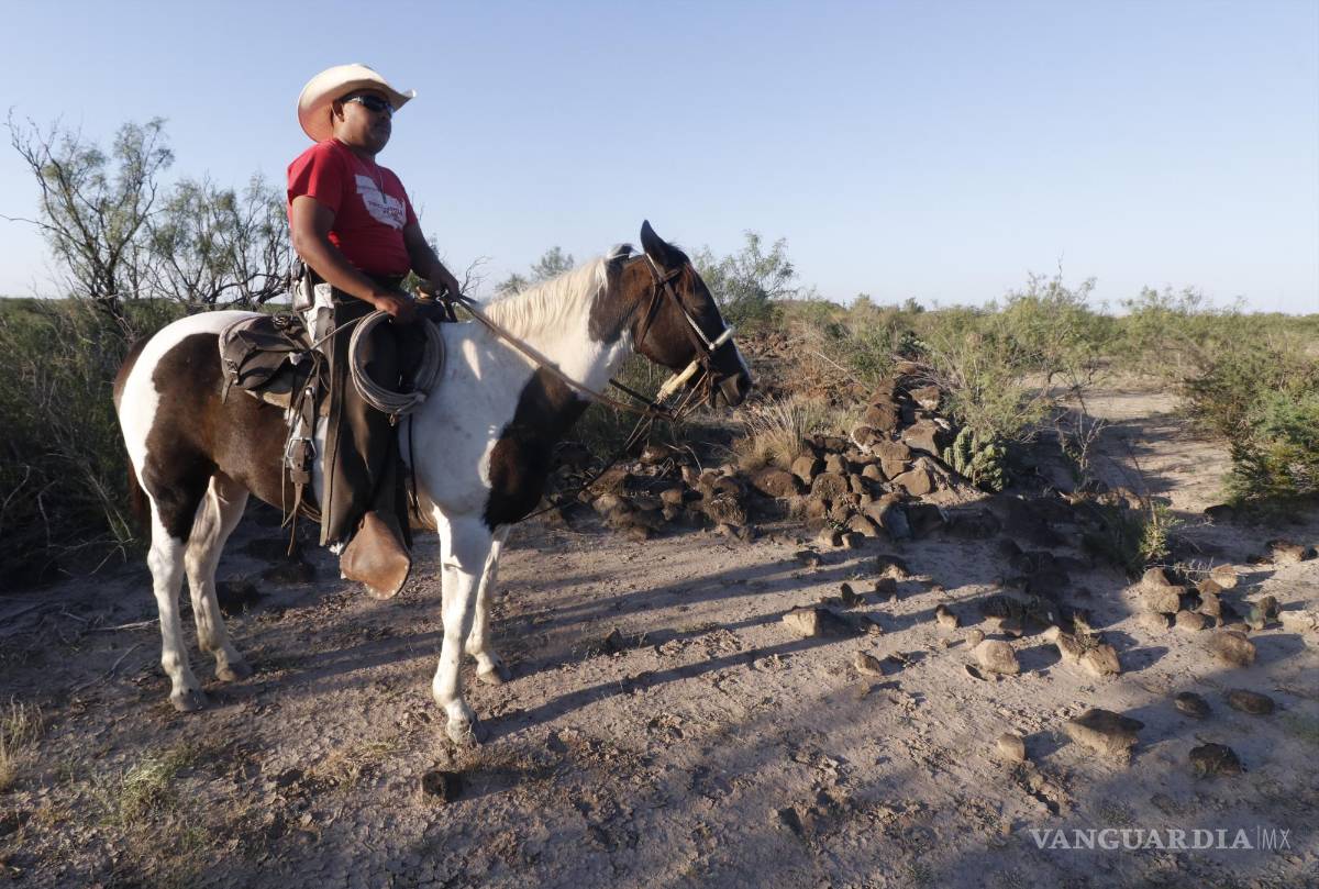 $!Para llegar a El Hondo fue necesario el apoyo de un lugareño, entrar por el ejido El Mezquite, tomar un camino de carretera de 10 kilómetros desierto adentro, y después otro tramo de 10 kilómetros.
