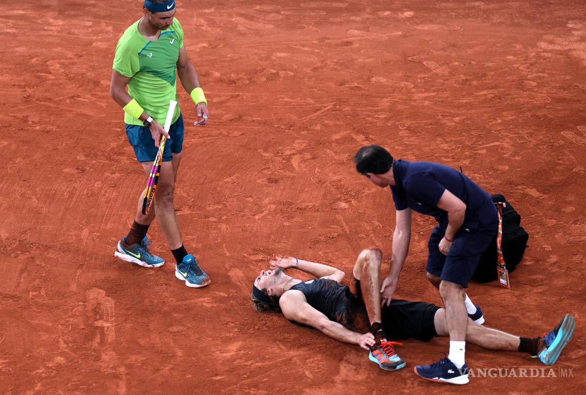 $!Rafael Nadal se acerca al lesionado Alexander Zverev.