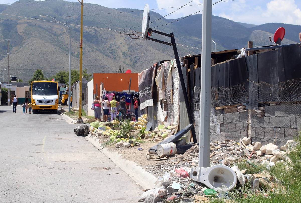 $!'Paracaidistas' se disputan a golpes predio de Saltillo; se movilizaron unidades de la Policía Municipal